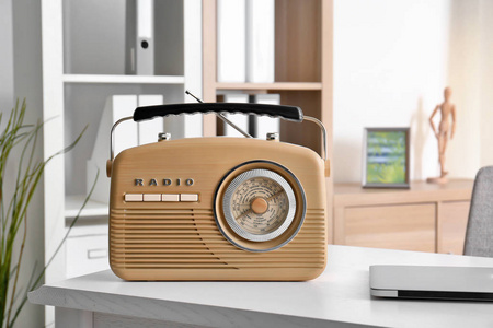 现代收音机在桌在房间