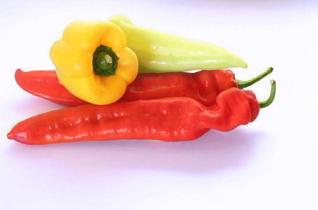 红辣椒和黄色辣椒在白色背景。白色背景的新鲜蔬菜。成分从蔬菜。选择性焦点, 自由文本空间