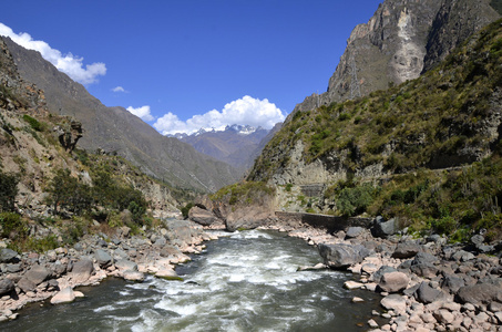 野乌鲁巴河流经山谷图片