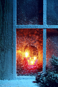 磨砂窗口与燃烧的蜡烛。圣诞贺卡。Athmosperic 摄影。特写.选择性焦点。圣诞夜