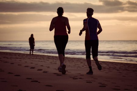 情侣一起奔跑图片