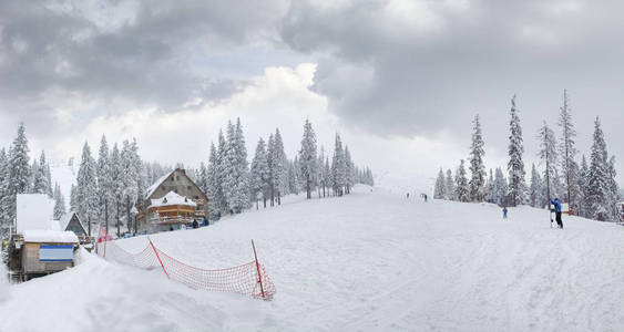 喀尔巴阡山滑雪胜地的高山斜坡滑雪道