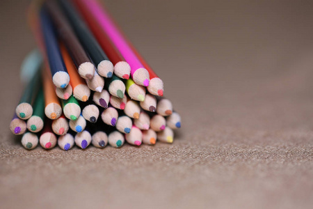 五颜六色的铅笔在桌上。一叠彩色铅笔