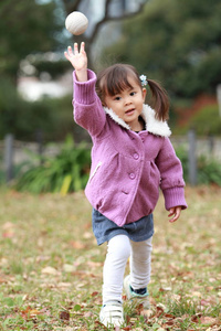 日本女孩 3 岁 玩接球