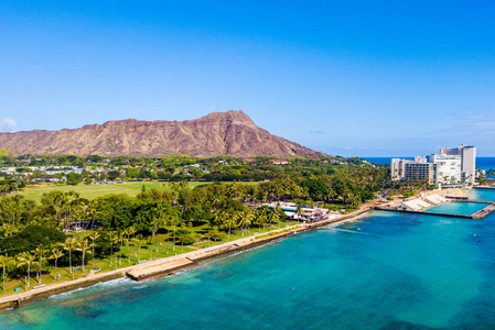 夏威夷檀香山檀香山钻石头火山的空中地平线景观, 包括威基基海滩的酒店和建筑
