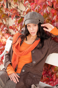秋装时尚肖像年轻女子休闲长椅图片