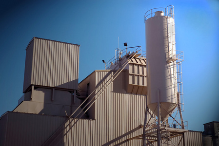 旧工厂的废墟. 垃圾生锈的金属是水泥厂的破碎设备.