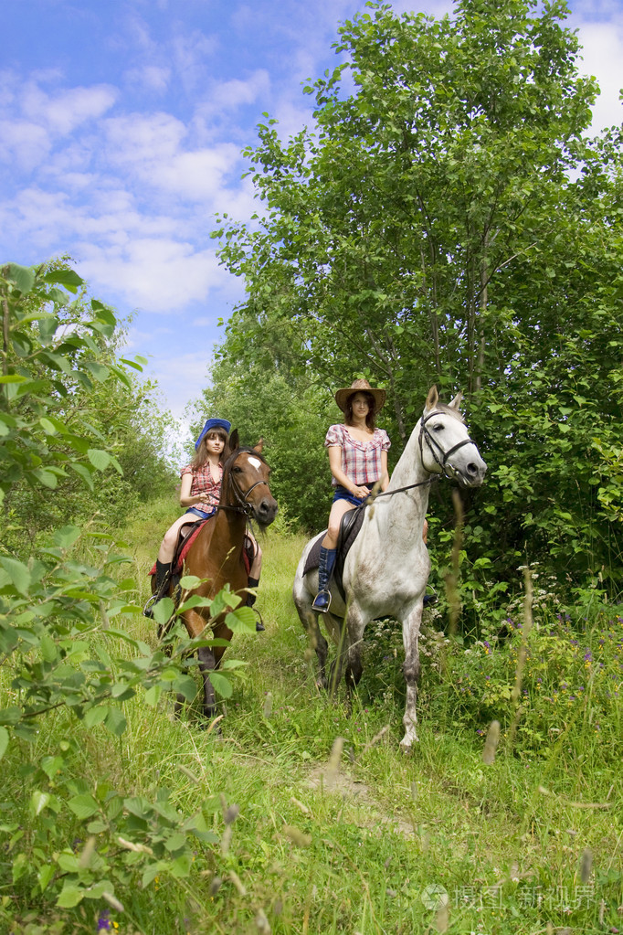 女孩在公园里骑马