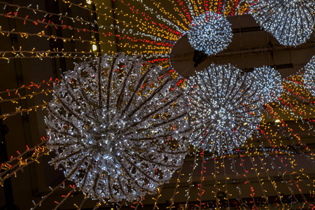 圣诞装饰品挂在贸易中心大厦图片