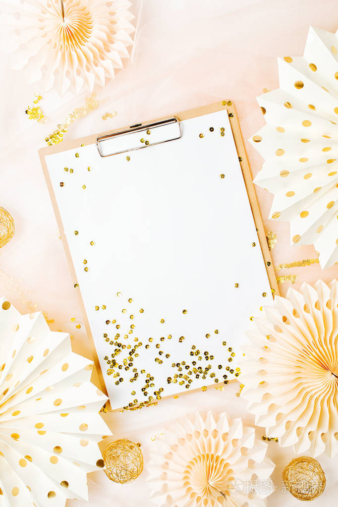带有纸质节日装饰品的白纸板