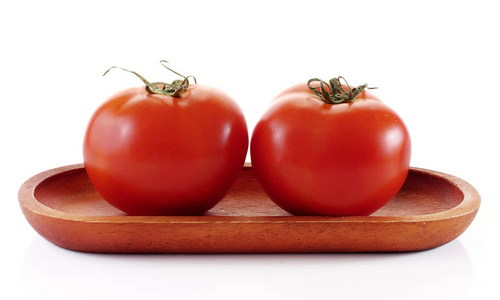 番茄新鲜分离在白色背景上