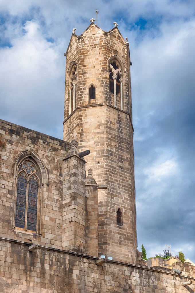 中世纪塔在加泰罗尼亚西班牙皇家巴塞罗那的盘子上