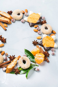 食物和饮料, 假日概念。圣诞新年曲奇饼花圈与香料和桔子。复制空间背景
