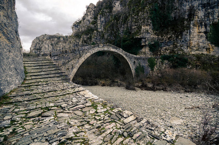 旧的 NoutsouKokkori 拱形石桥上 Vikos 峡谷，Zagorohoria，希腊