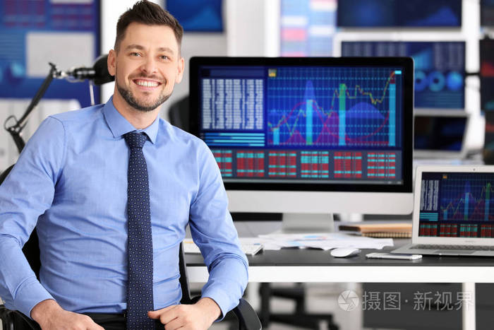 年轻的股票交易员在工作场所