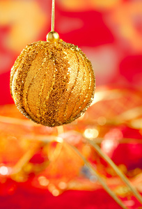 金色宝布尔和红色模糊圣诞卡
