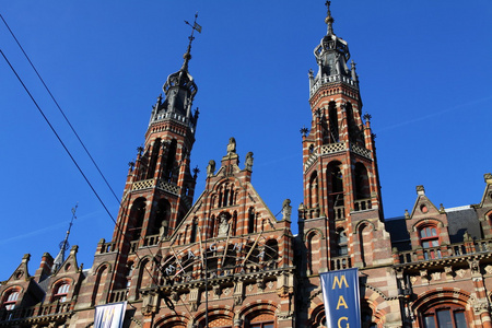 著名的阿姆斯特丹，位于荷兰蓝天上空