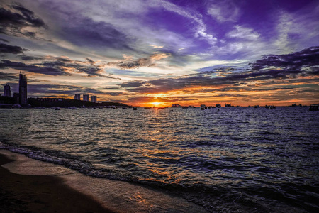 美丽日出日落天空为背景