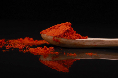 在勺辣椒粉图片-在勺辣椒粉素材-在勺辣椒粉插画-摄图新视界