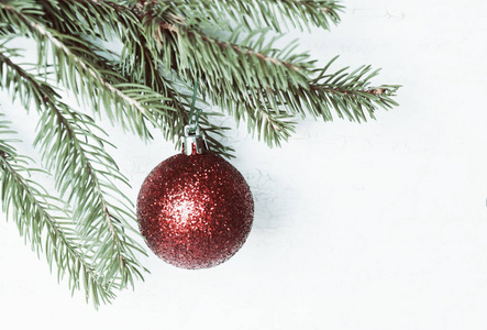 圣诞装饰品在云杉组成分支和色调