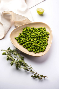 新鲜的绿色鹰嘴豆或小鸡豌豆也被称为 harbara 或 harbhara 在印地语和 Cicer 是科学的名称, 在一个木碗或盘