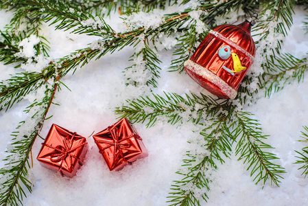 雪中带圣诞礼物的红色盒子