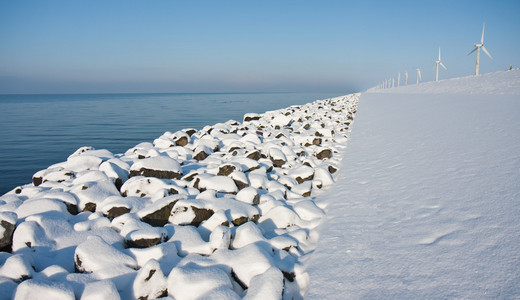 在荷兰的无尽海岸沿线的雪