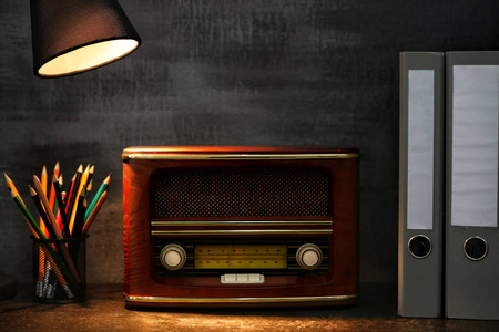 在房间的桌子上的复古收音机