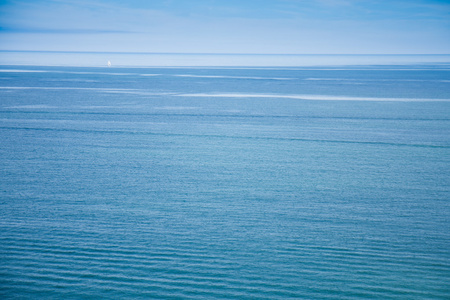 一望无际的大蓝色海洋的海景