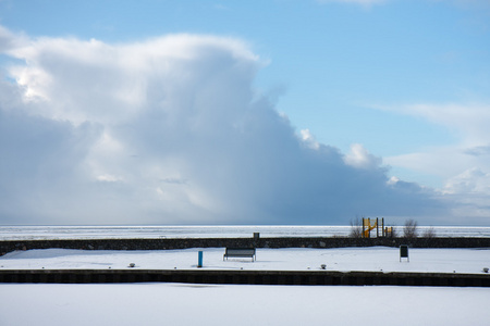 在冬天冻结荷兰港覆盖着雪同时巨型 th
