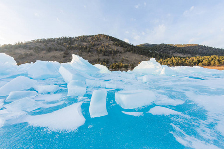 在冰的贝加尔湖上一段旅程, 的冬天雪场蓝色山包的黎明