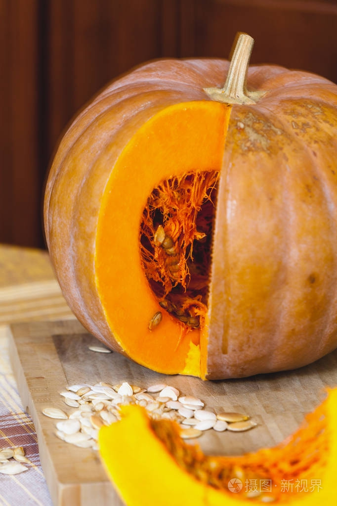 一块漂亮的成熟南瓜其次为圆形南瓜