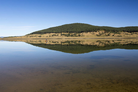 美丽的秋天 reflekction 视图 Batak 水坝, 保加利亚, Rhodope 山, 第三大在保加利亚