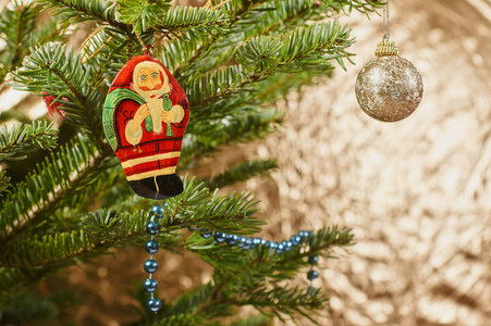 美丽的圣诞树和装饰