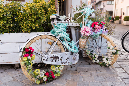 自行车用鲜花装饰照片