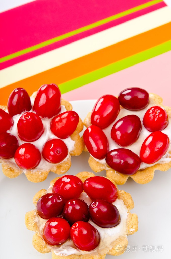 盘子里的水果糕点