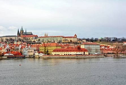伏尔塔瓦河河和布拉格城堡全景