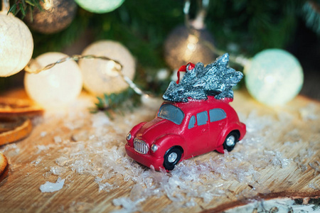 小红车在一个圣诞分行前装饰与 illu