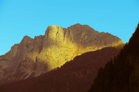 森林断层山断层块在日落照片