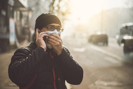 在街上戴着面具的男人防止病毒和抓地力