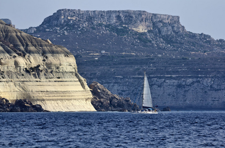 马耳他岛，在岛的南部洛基海岸线的视图