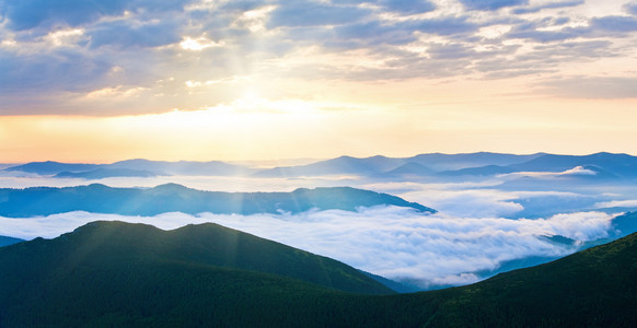 夏季阴天日出山全景