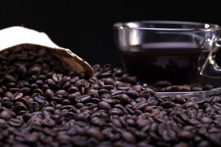 一杯咖啡的咖啡豆在黑色的背景
