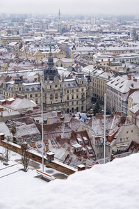 市政厅和主要正方形格拉茨与雪在冬天