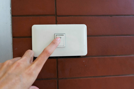 手指关闭电源开关照片