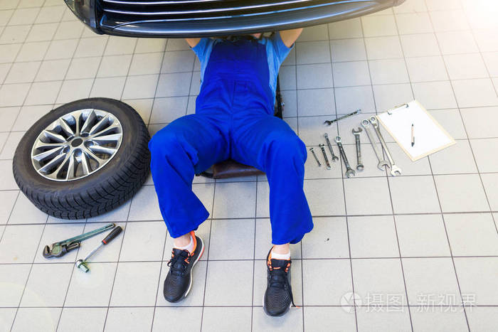 汽车修理工在车底工作
