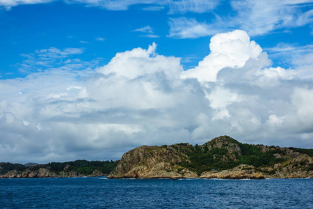 查看 Lyngdalsfjord 与山在挪威