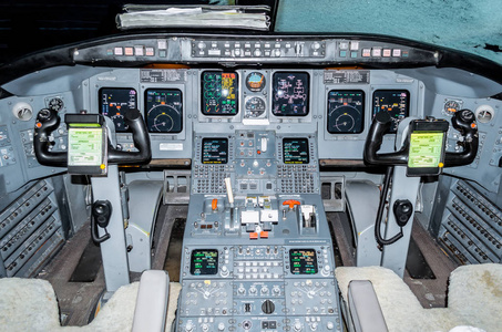 机舱驾驶员飞机挡风玻璃的视图, 方向盘, 控制装置照片