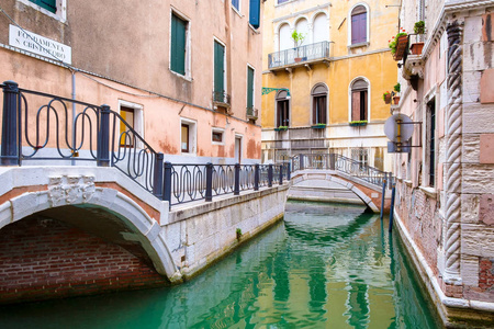 狭窄的运河和小桥在威尼斯，意大利的城市