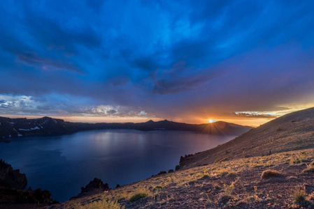 暴雨云在火山口湖的夕阳中推挤